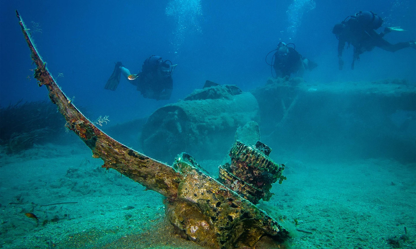 Potápači pri prieskume potopeného lietadla na Kréte