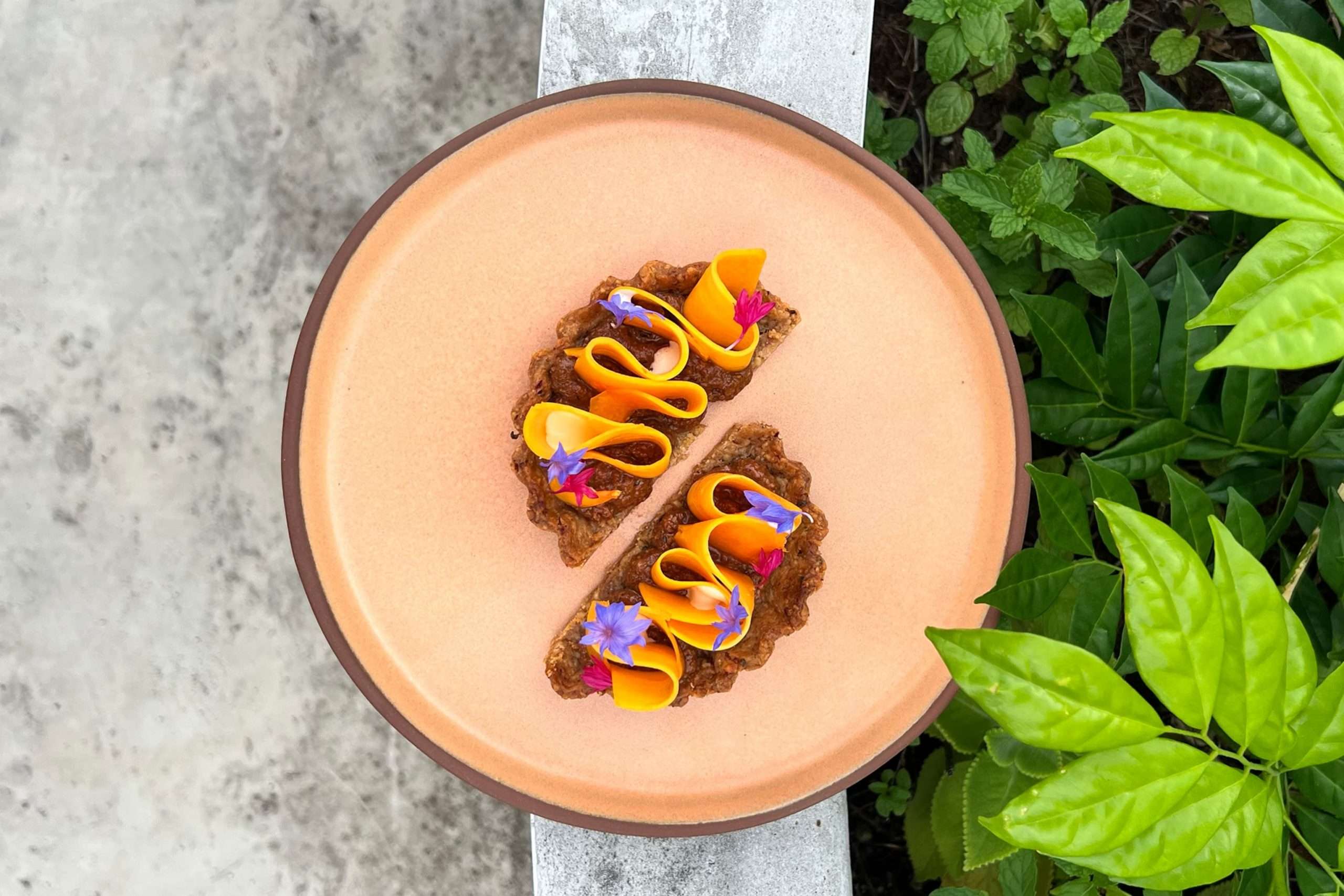 Pri niektorých jedlách je ťažké odhaliť tajnú hmyziu ingredienciu, ako napríklad pri tomto koláči s tekvicou a jedlými kvetmi v reštaurácii Fura.