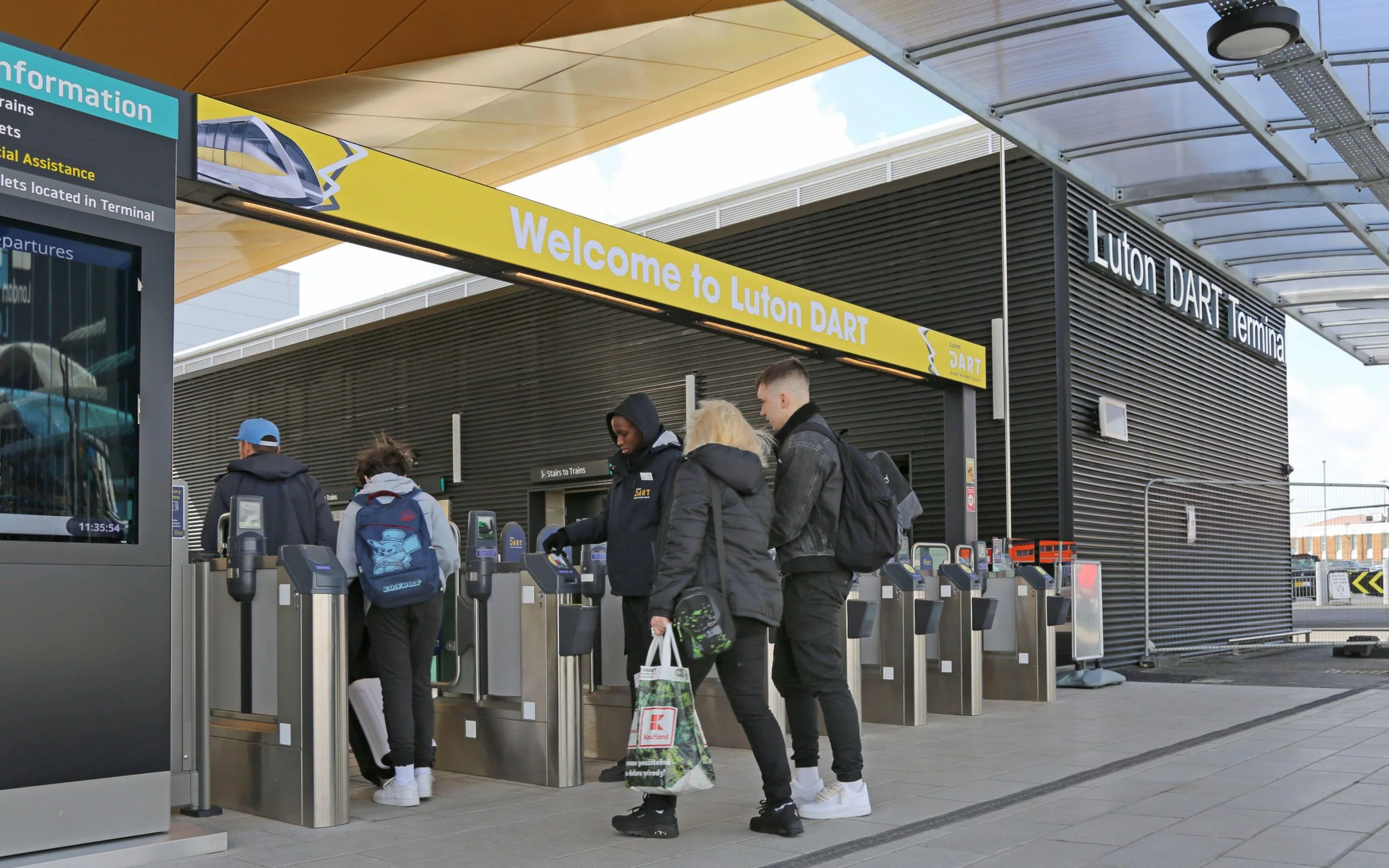 Letisko Luton bolo vylepšené železničným spojením DART v roku 2023, ale stále sa nachádza približne 55 km od hlavného mesta © Alamy Stock Photo